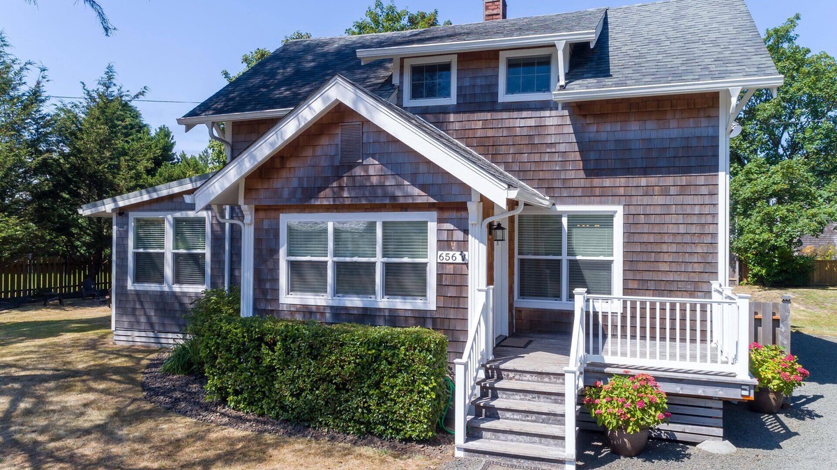 Gearhart House | Walk to the Beach & Coastal Comfort in Gearhart