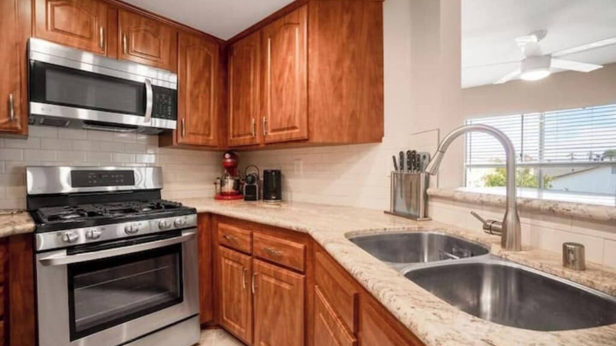 Alamitos Beach Apartment | Walk To The Beach, Downtown, Restaurants, & More!