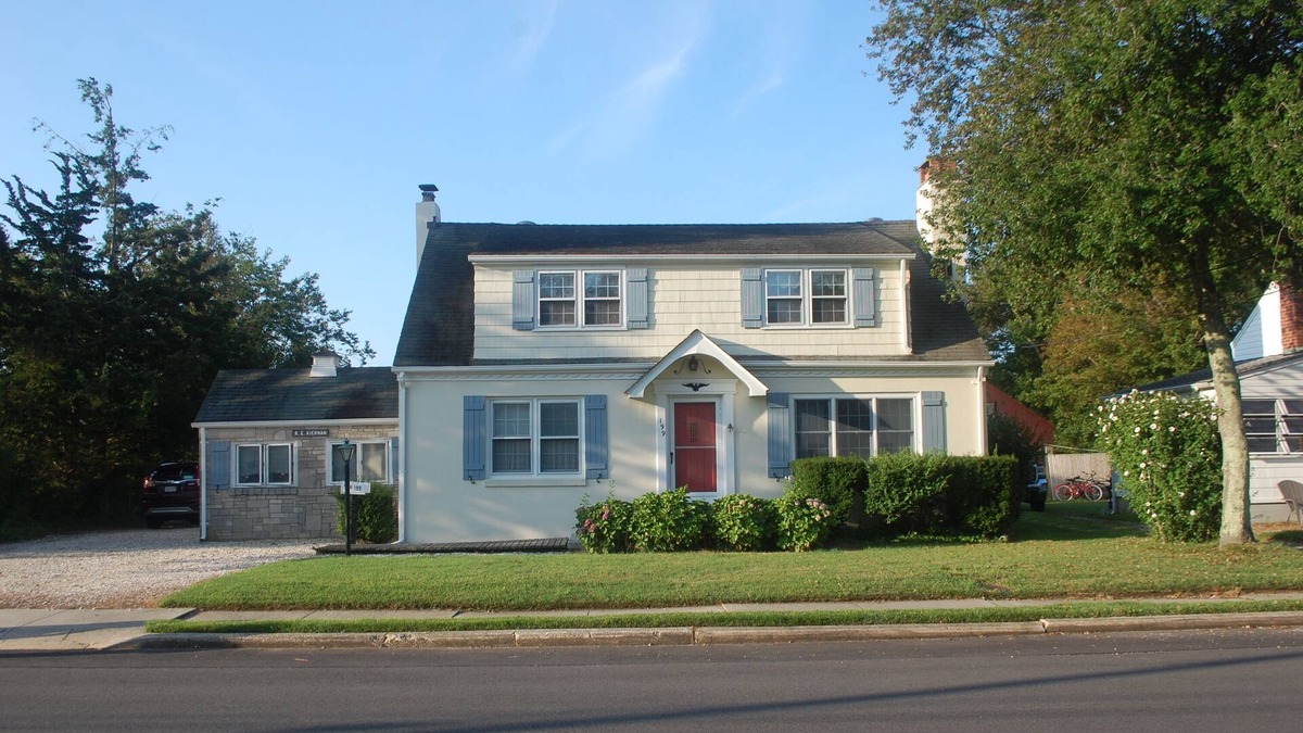 Avon Cottage | Walk to the beach from this charming Bay Head beach house that sleeps a crowd.