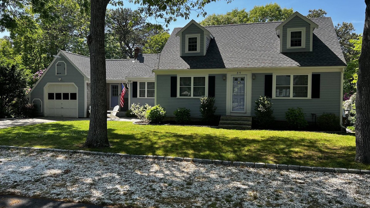 East Falmouth House | Walk to the beach from the cutest house ever!