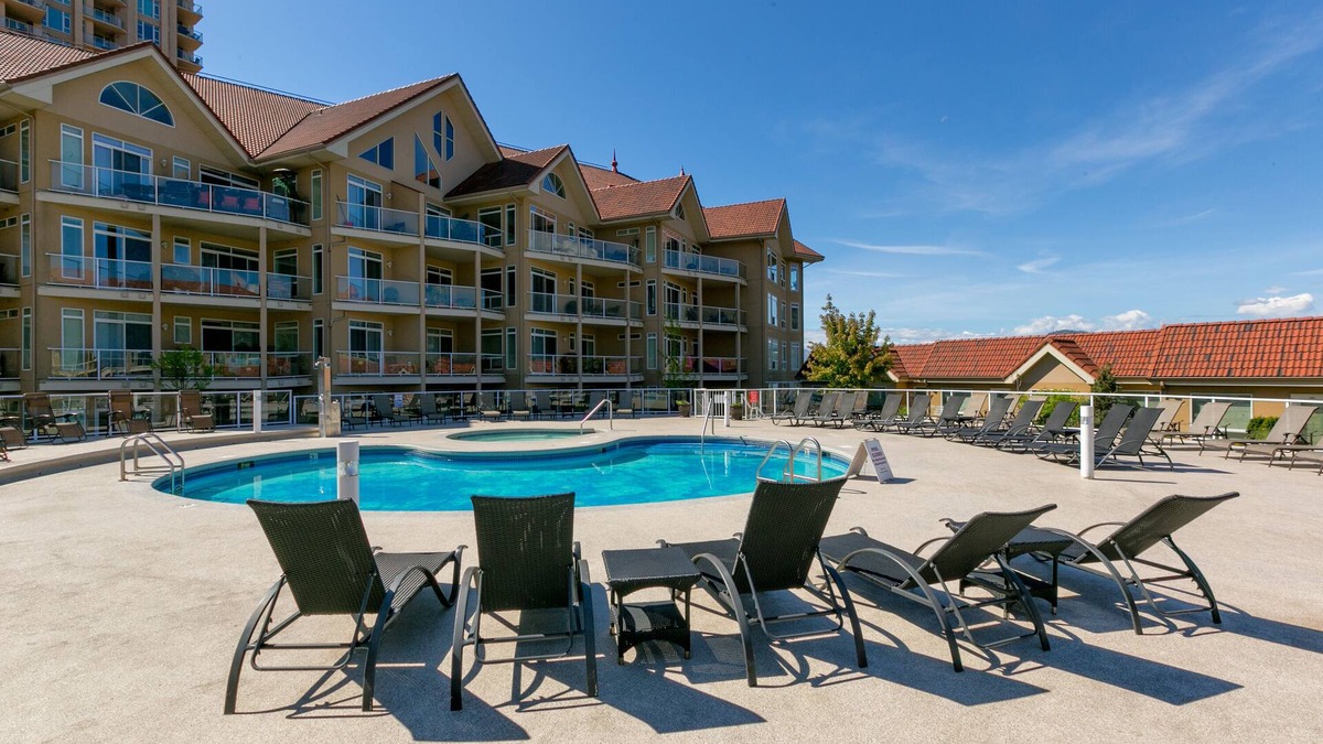 North End Condo | Walk to the beach in moments!