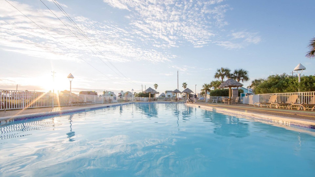 Galveston Villa | Walk to the Beach. Pool & Hot Tub. Mini Golf