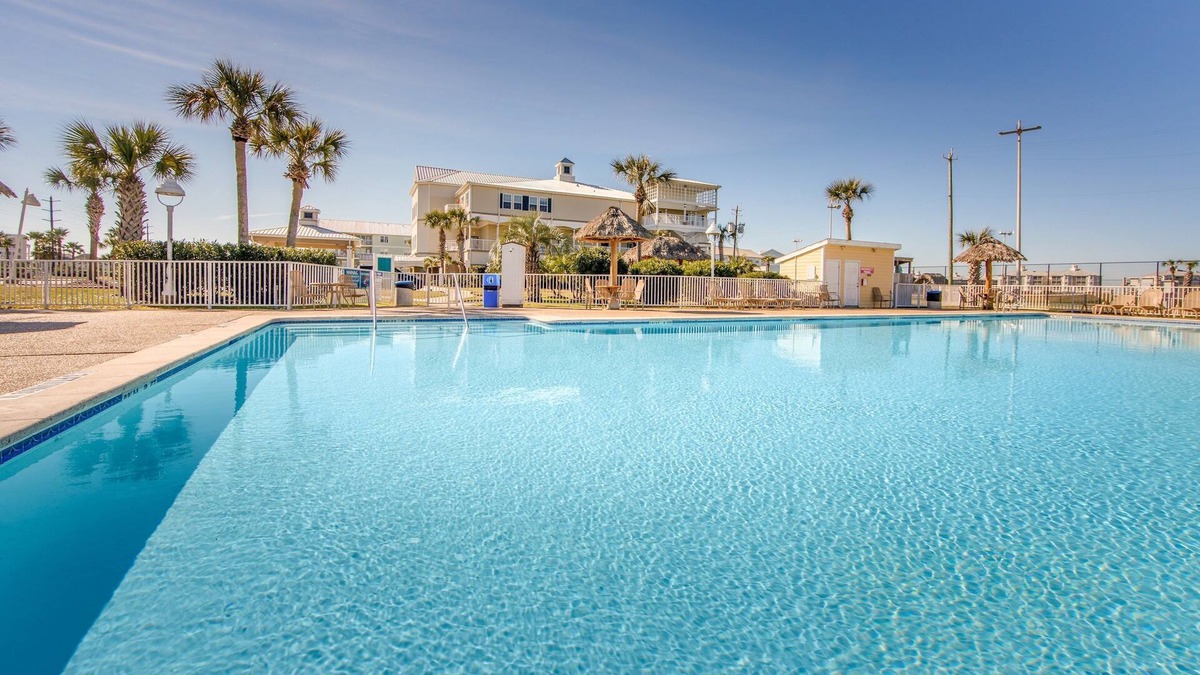 Galveston Apartment | Walk to the Beach. Pool & Hot Tub. Mini Golf