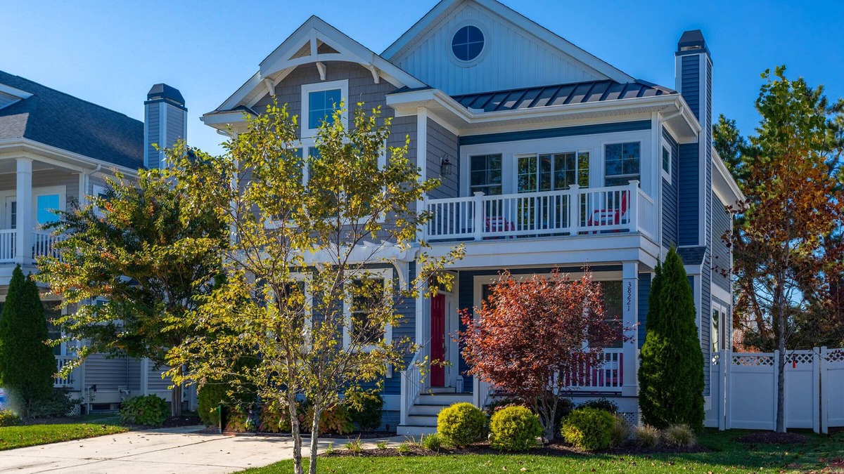 Dodds Addition House | Walk to the Beach!Large Clean Home Sleeps 17 Parking