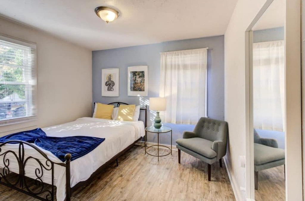 Midtown Apartment | Walk to the Best of Midtown Charming Cottage