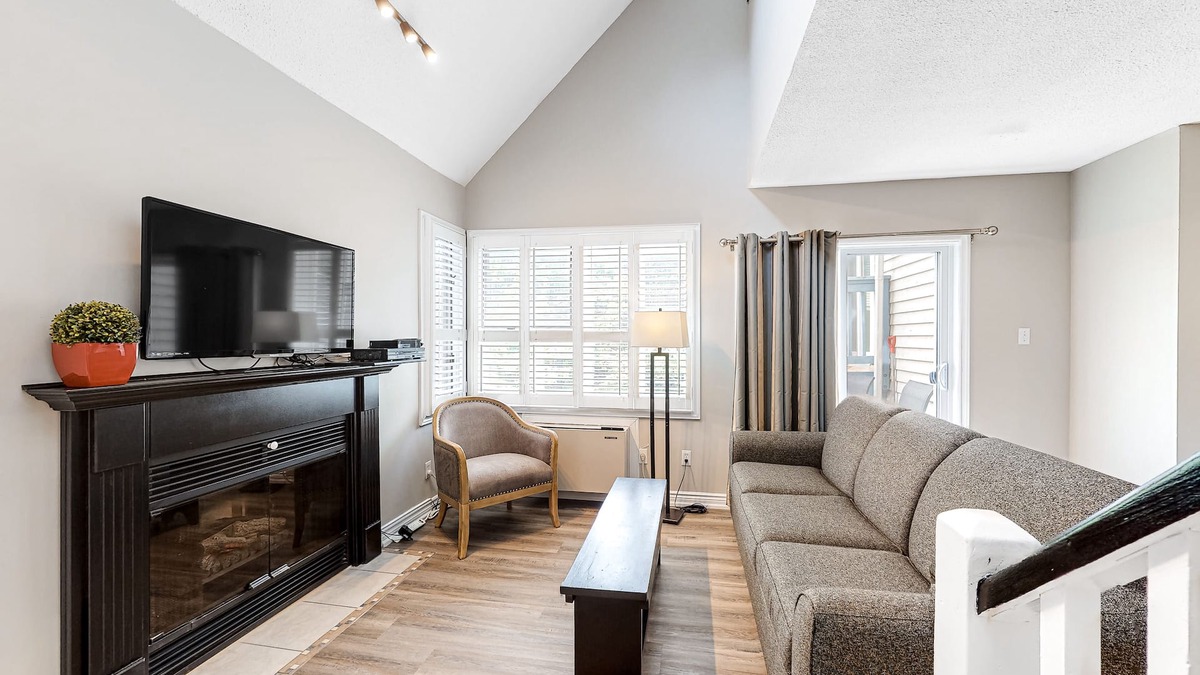 Craigleith House | Walk to the Lift Renovated Loft w/Free WiFi, Shared Pool, & Tennis