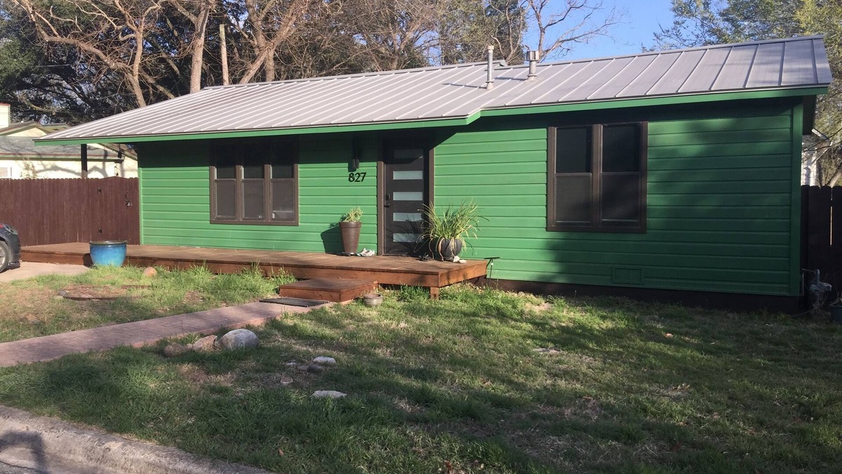 Heritage House | Walk to the crystal clear San Marcos river