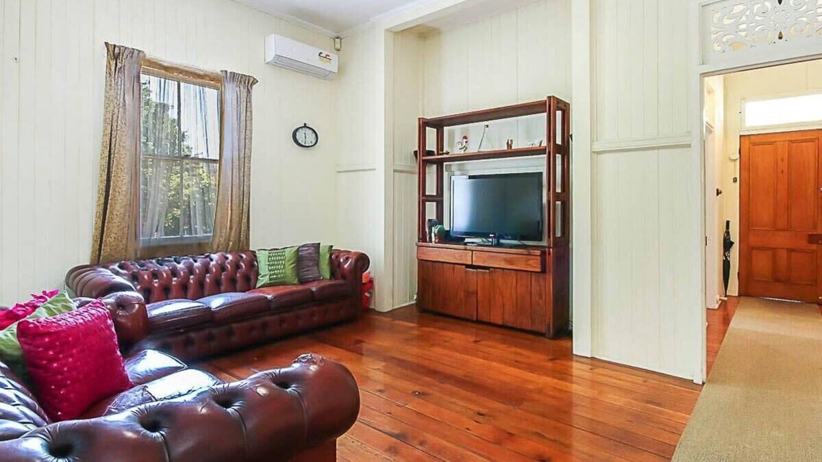Woolloongabba Apartment | Walk to the ☆GABBA☆ Charming Character Home