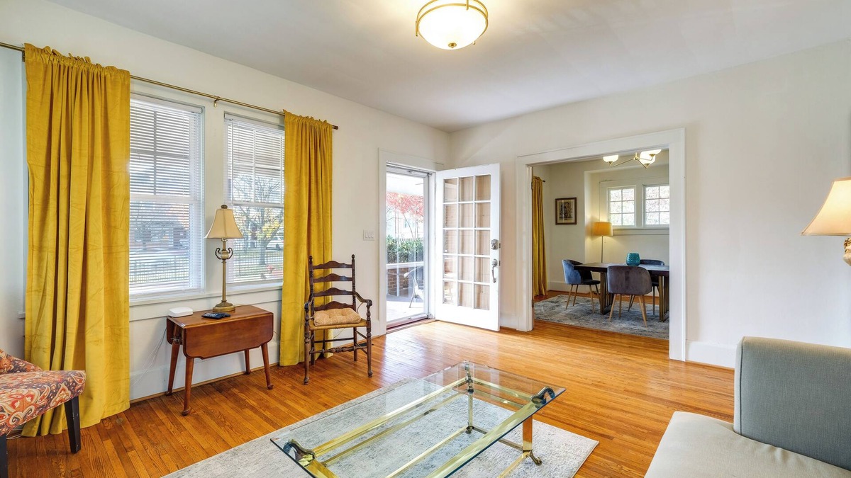 Roanoke Apartment | Walk to The Grandin Theatre: Roanoke Unit w/Yard!