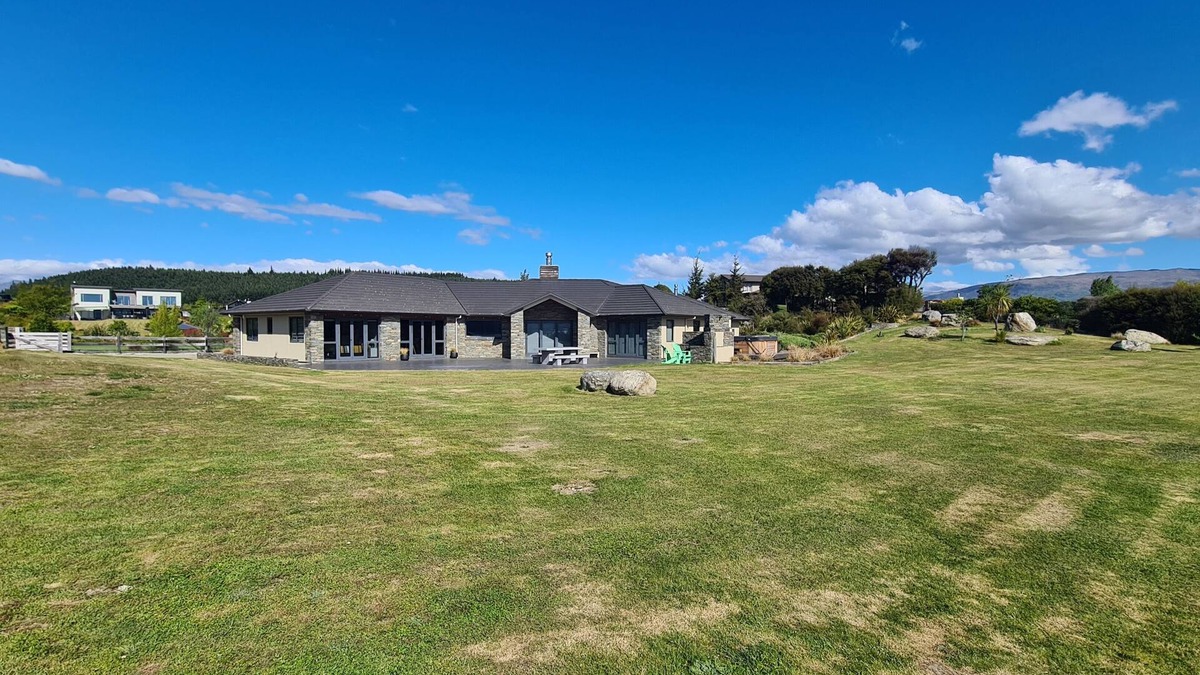 Wanaka House | Walk to the lake at Peninsula Bay Wanaka