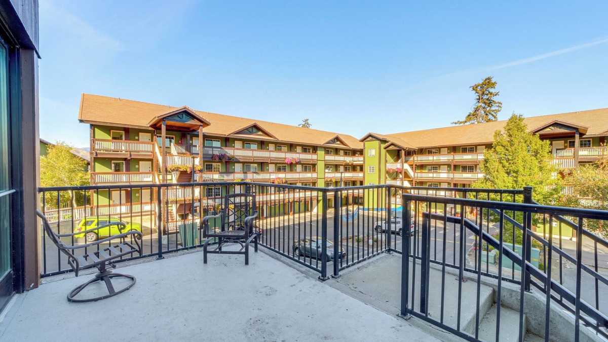 Chelan Apartment | Walk to the Lake: Chelan Condo w/Mtn Views!