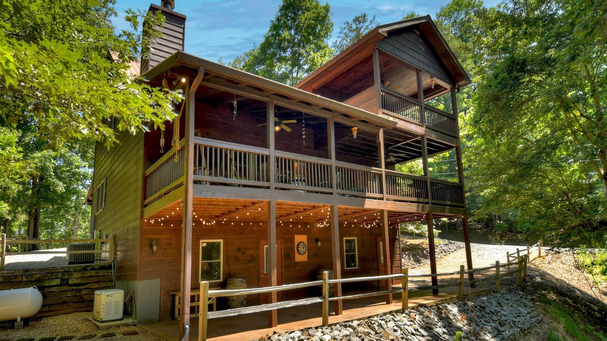 Ellijay Cabin | Walk to the River! 3 Story Cabin w/Firepit~ Games ~ Fireplace~Covered deck!
