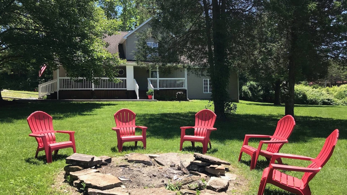 Farmers House | Walk To The River or Drive To Cave Run