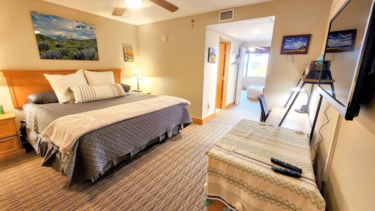 Crested Butte Hotel | Walk to the slopes! Base Area Location w/Free Shuttle! Shared Hot Tub & Pool! G