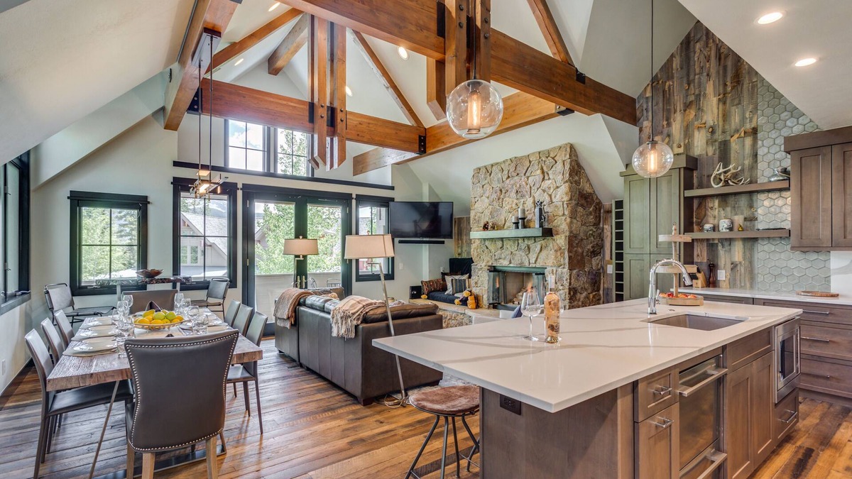Four O'Clock House | Walk to the slopes! Completely remodeled with 5-star finishes and private hot tub!