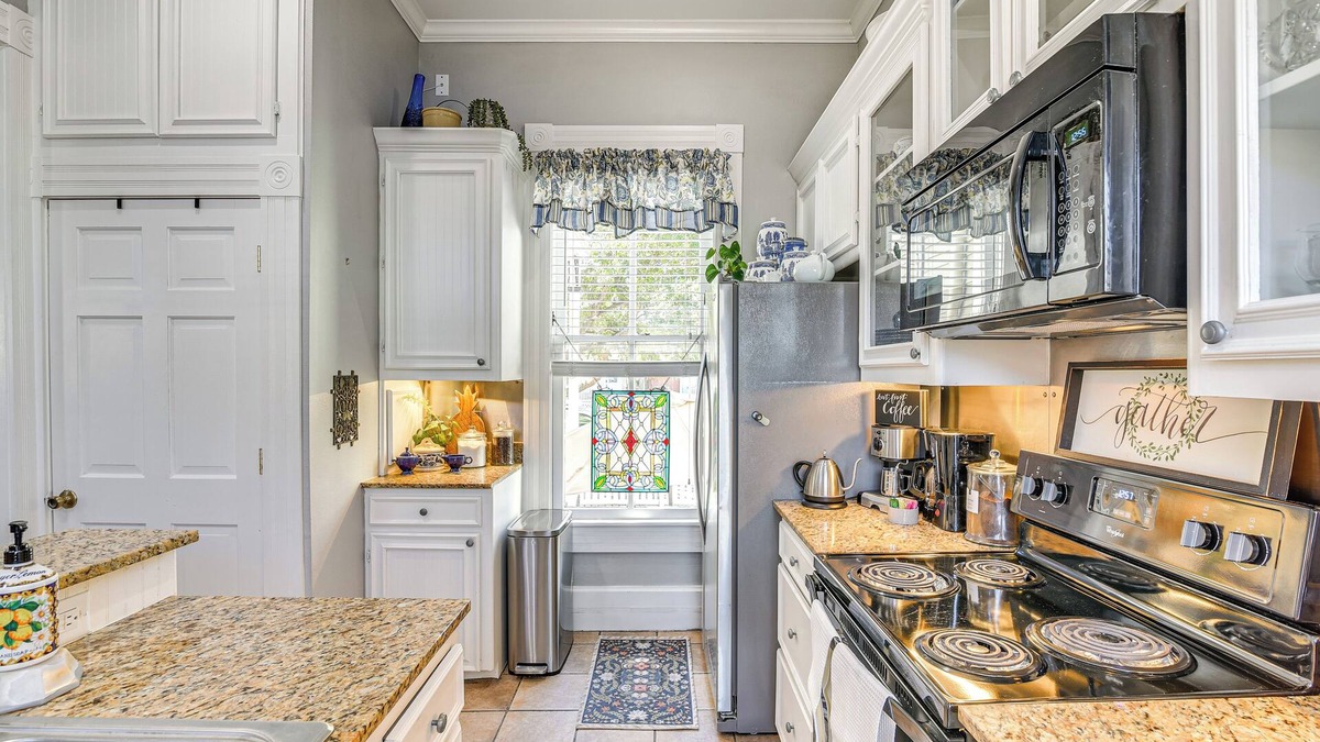 Galveston Cottage | Walk to the Strand: Hideaway Haven Retreat