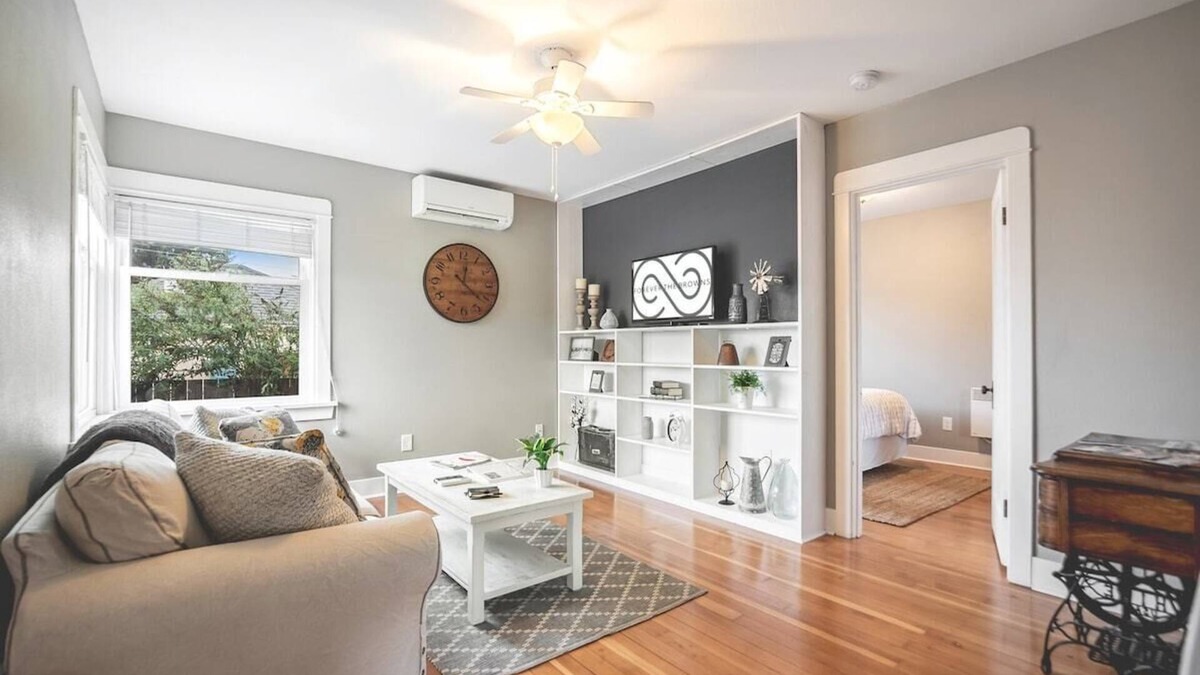 North End Cottage | Walk to the waterfront! The Cozy Cottag