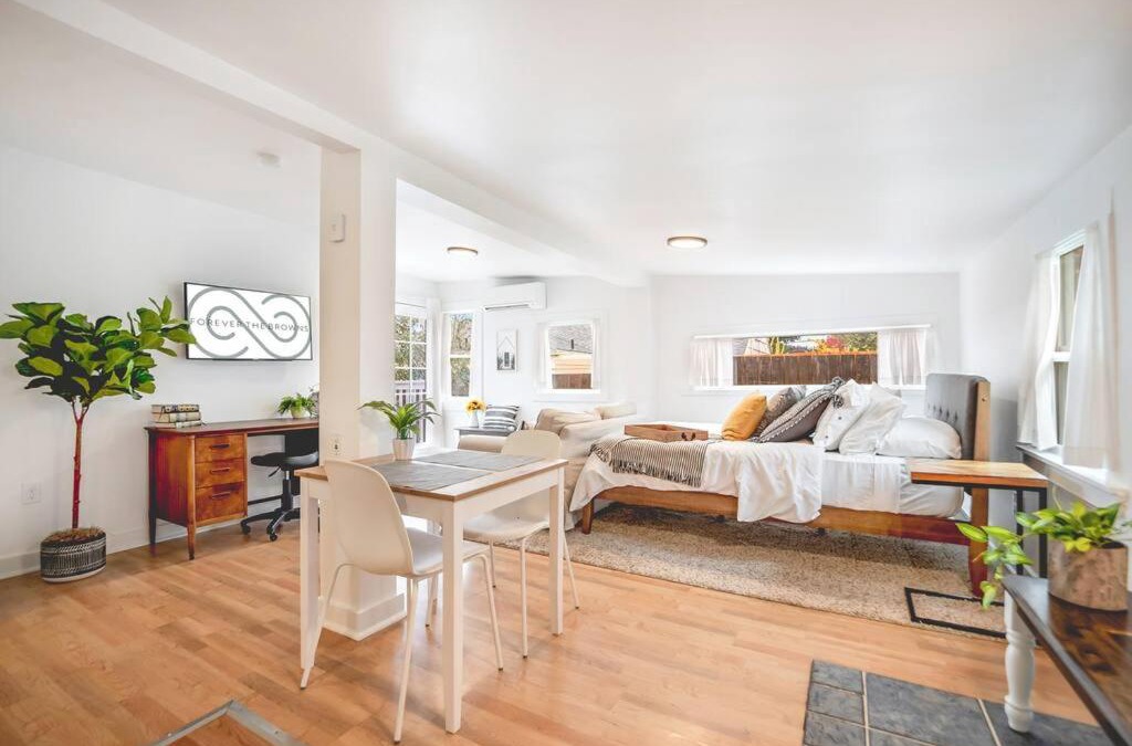 North End Apartment | Walk to the waterfront! The Hobbit House