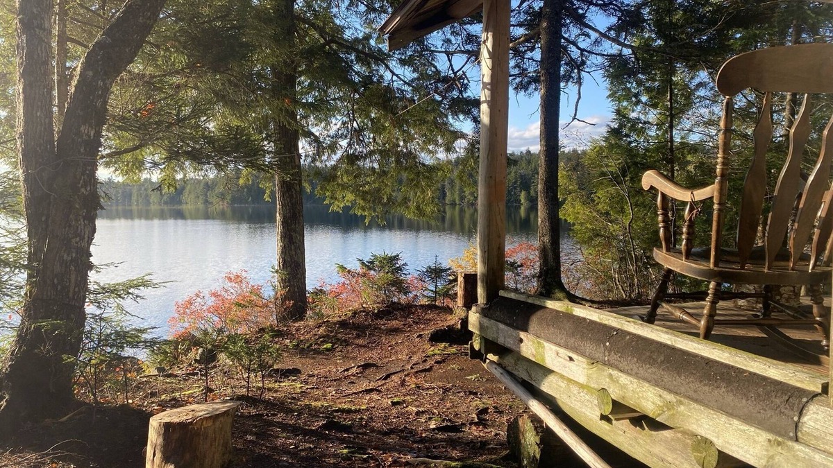 Beddington Cabin | Walk to this secluded lakeside cabin in downeast Maine