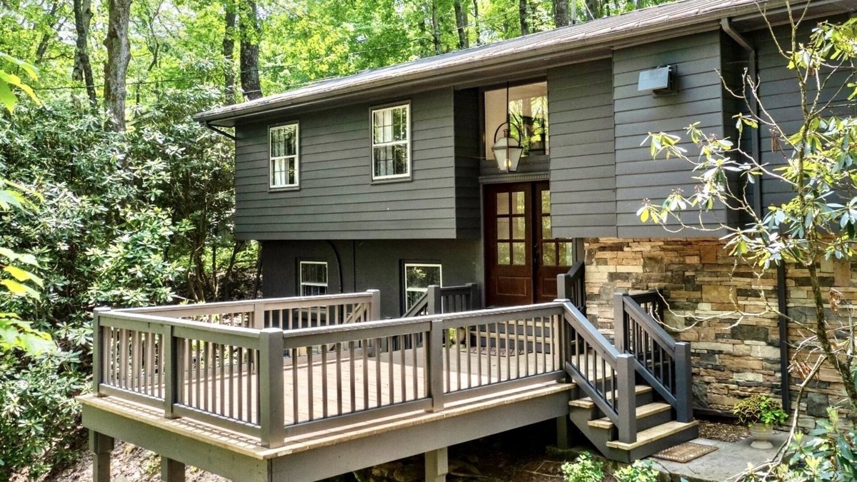 Highlands Cabin | Walk to Town & Relax in this Fresh Updated Highlands Remodeled Cabin