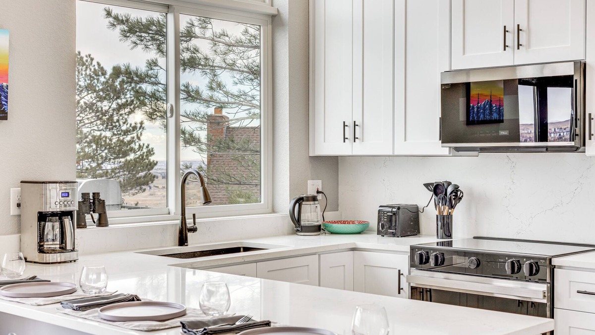 Golden Cottage | Walk to Trail: 'lookout Landing' Newly Built Home!