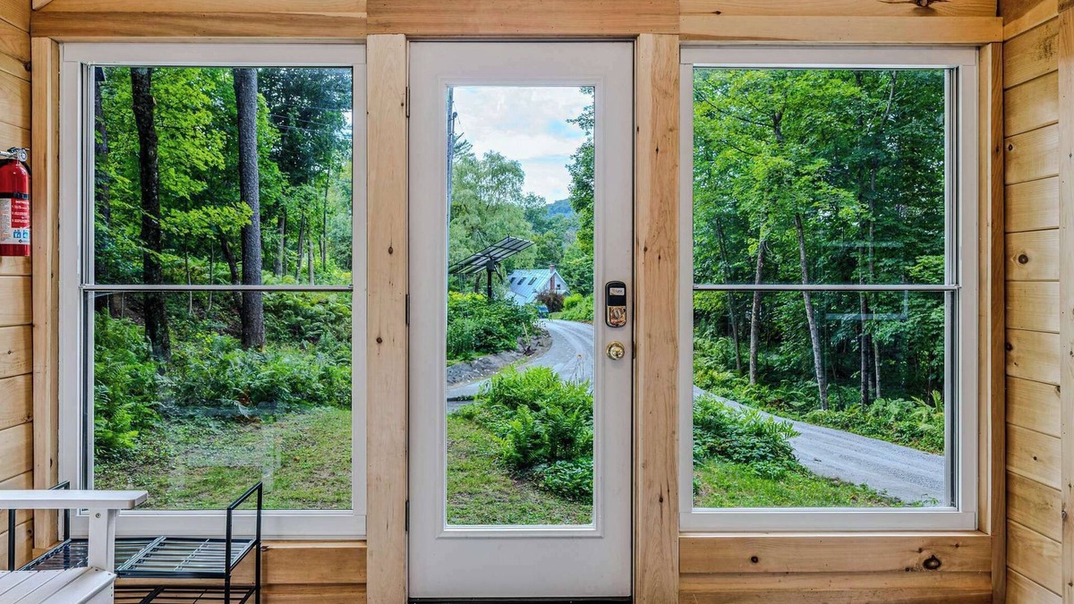 Woodstock House | Walk to Trails & Village +Pets | Trailside Cottage