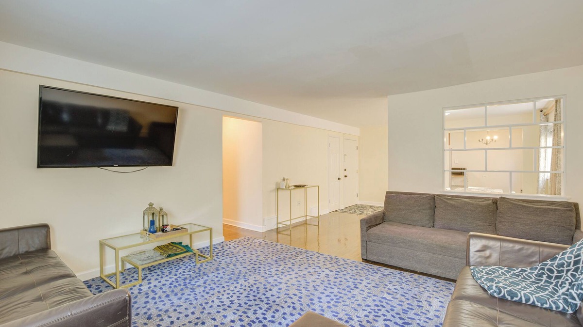 Skokie Condo | Walk to Train: Convenient Skokie Condo!