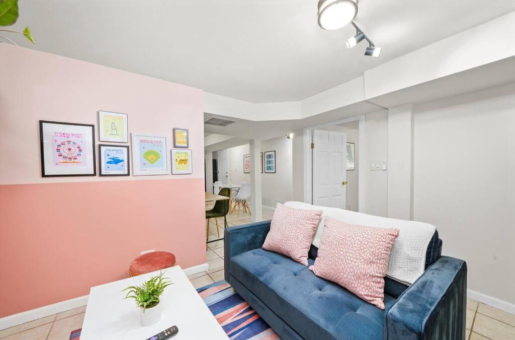 Mayfair Apartment | Walk to Train l Near attractions and ORD l Free Parking l Patio