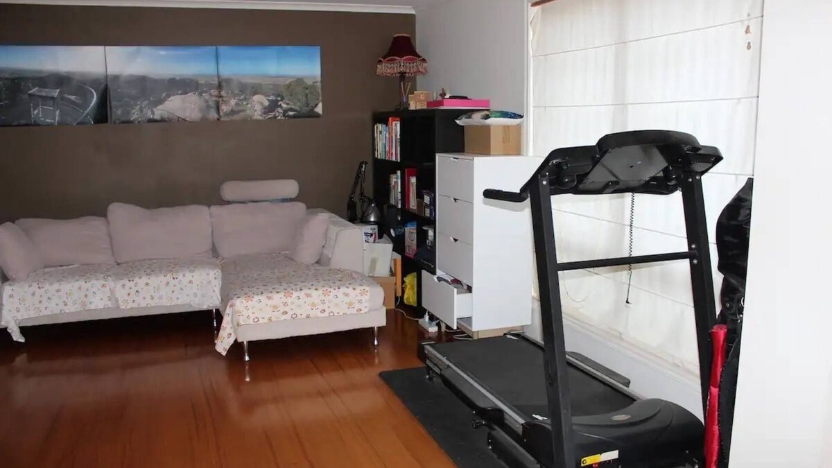 Point Cook House | Walk to train station, cosy house +treadmill …