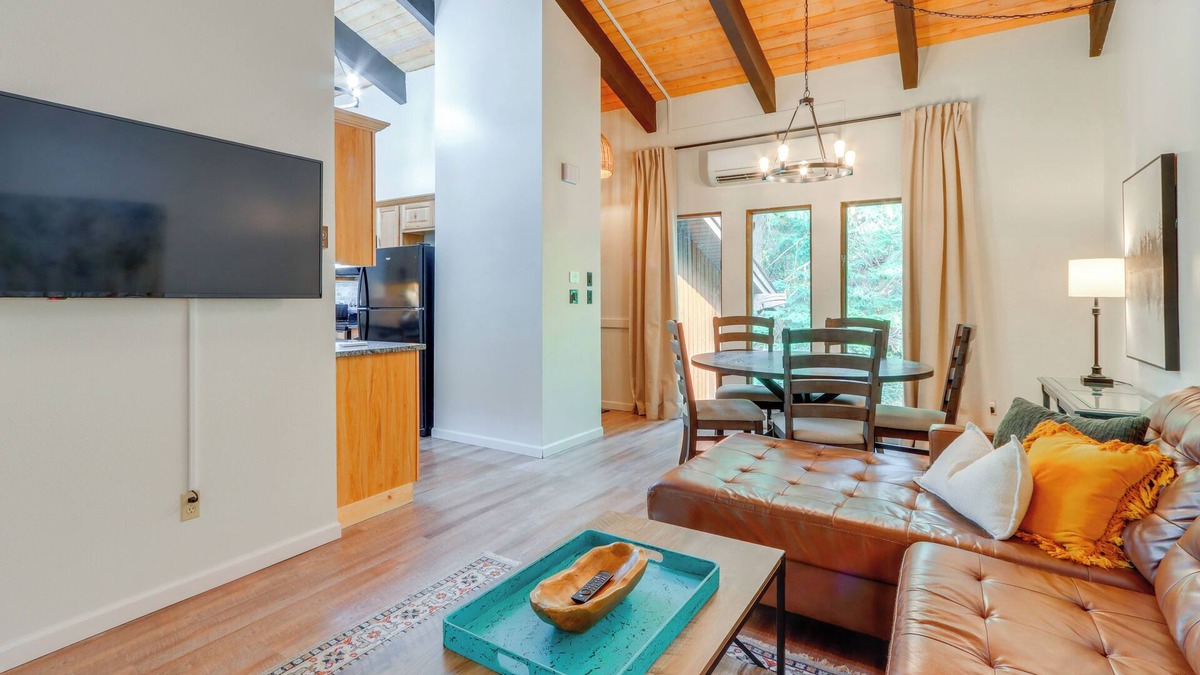 Rathdrum Condo | Walk to Twin Lakes: All-Season Idaho Condo!