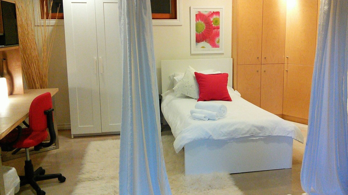 Edmonton House | Walk to U of A, Trains, Trails, Cafes, Pubs!
