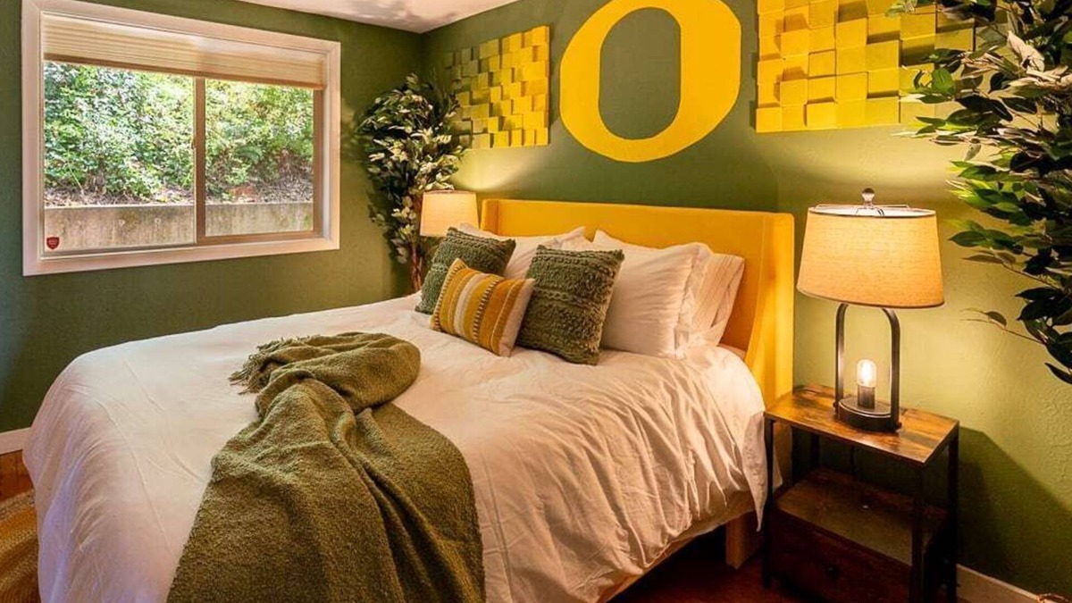 Eugene House | Walk to U of O! View with 2 decks/firepit/comfy!