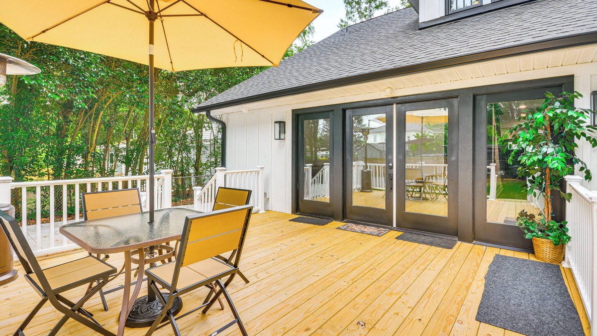 Lexington House | Walk to Uptwn Lexington: Modern Retreat w/Porch!