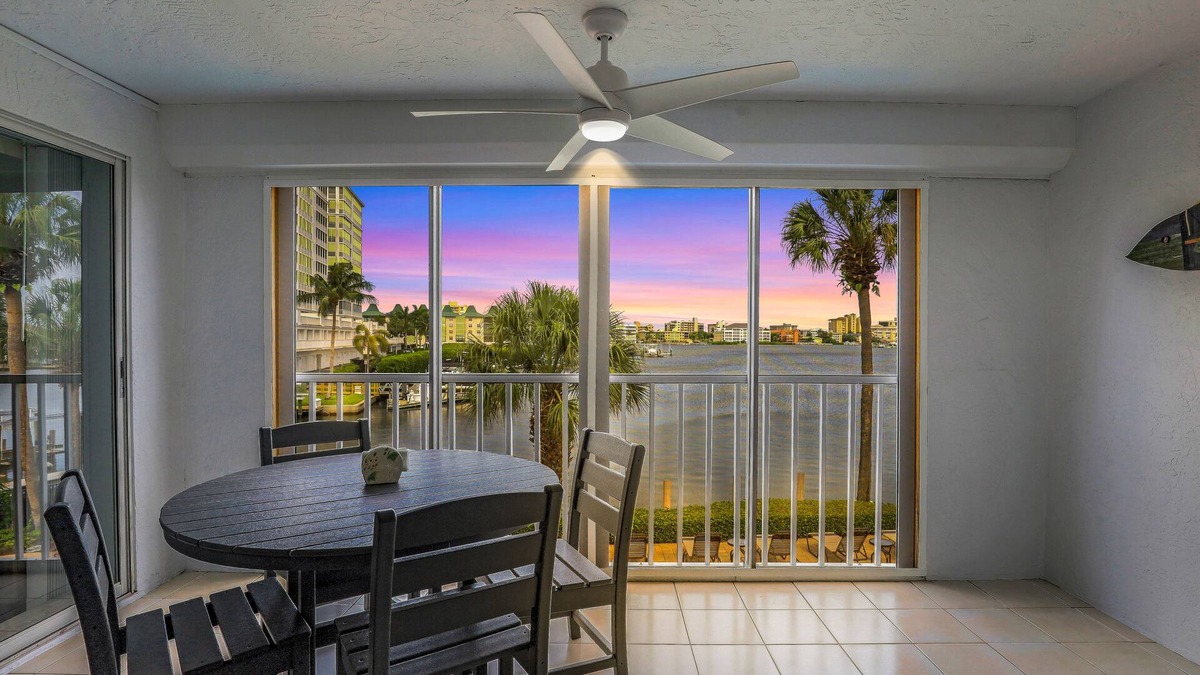Vanderbilt Beach Condo | Walk to Vanderbilt Beach
