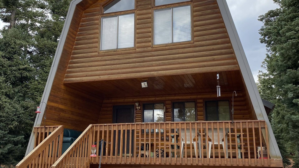 Meadow View Heights Cabin | Walk to village, Year round access, Large deck, Swings and Enclosed dog run.