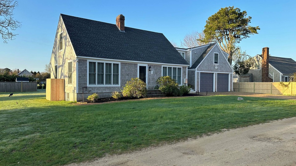 Katama House | Walk to Village Bike to beach - AC, 4 BdRms 3 Full Baths, Immaculate!