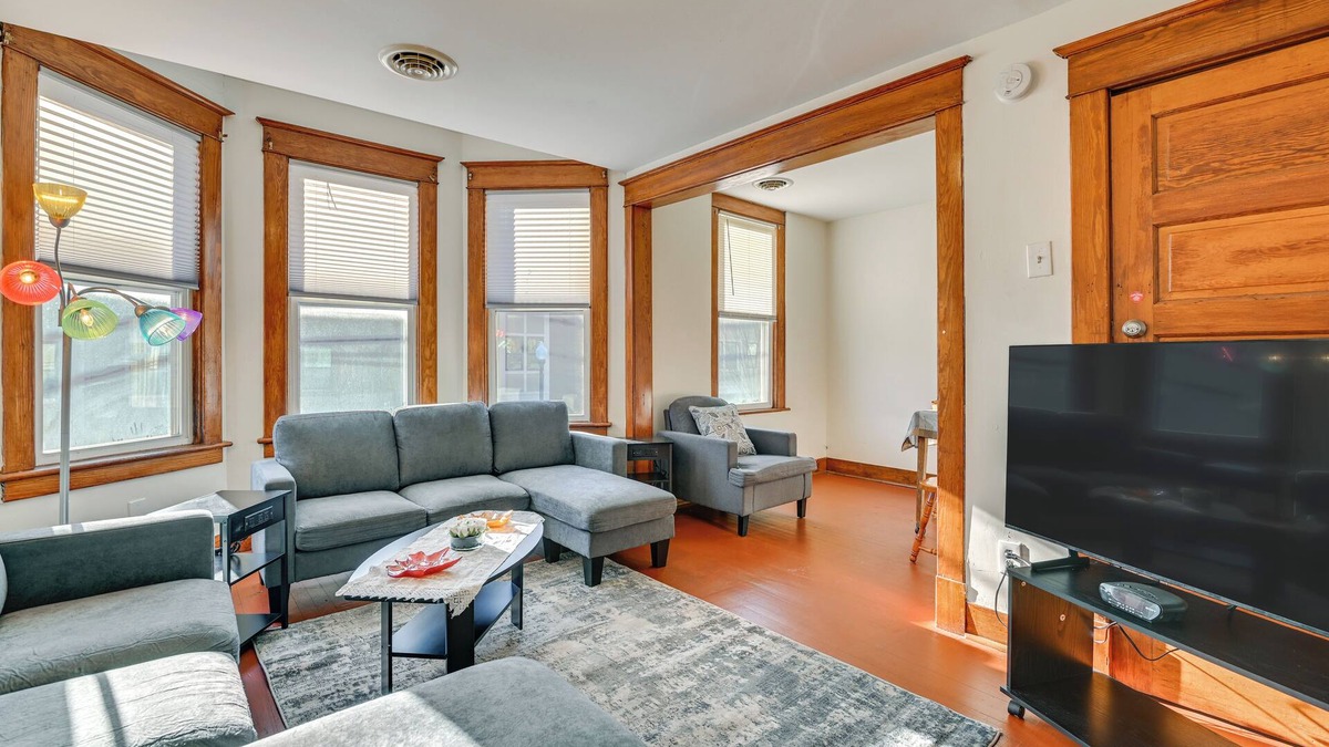 Albany Apartment | Walk to Washington Park: Remote Work-Ready Apt!