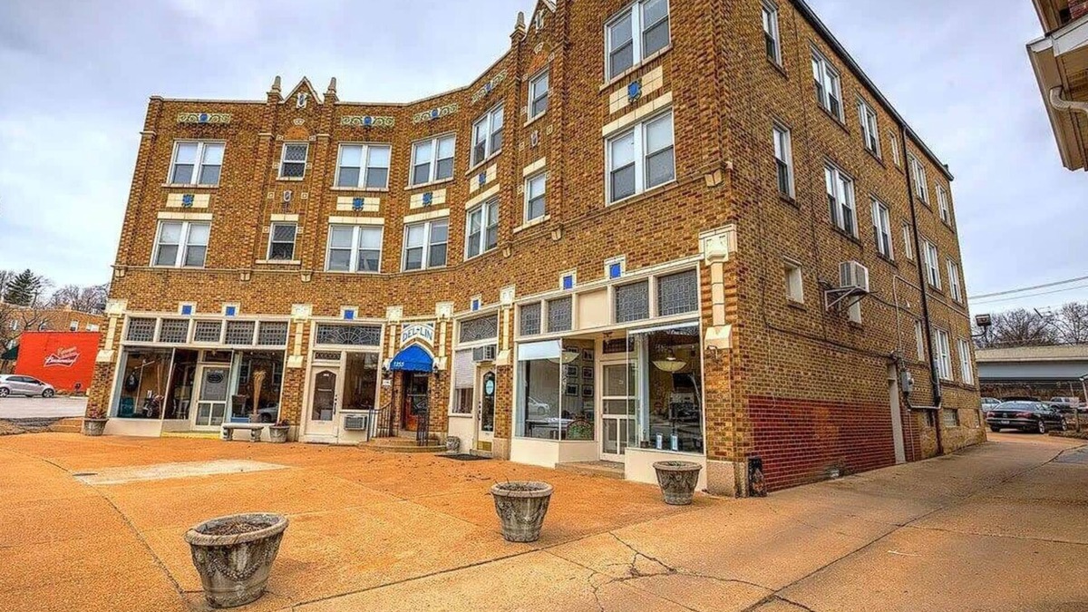 University City Apartment | Walk to WashU and Downtown Clayton | 2BR W&D