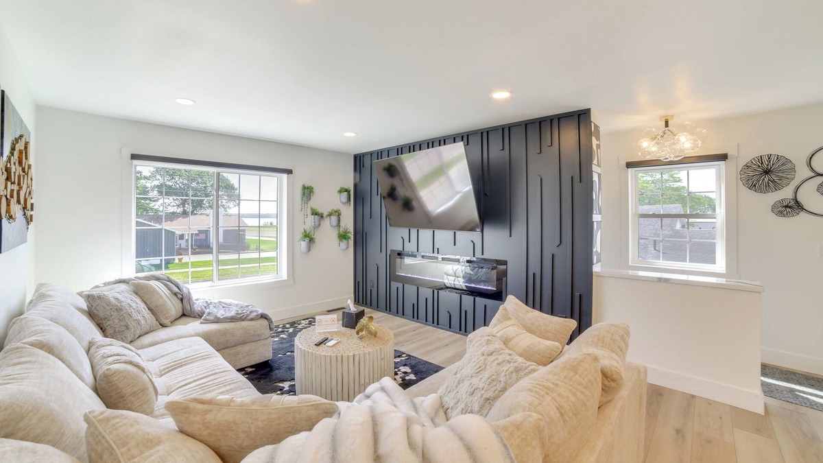 Gladstone House | Walk to Waterfront: Michigan Retreat w/Game Room