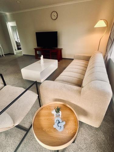 Taradale House | Walk to wineries - Modern retreat