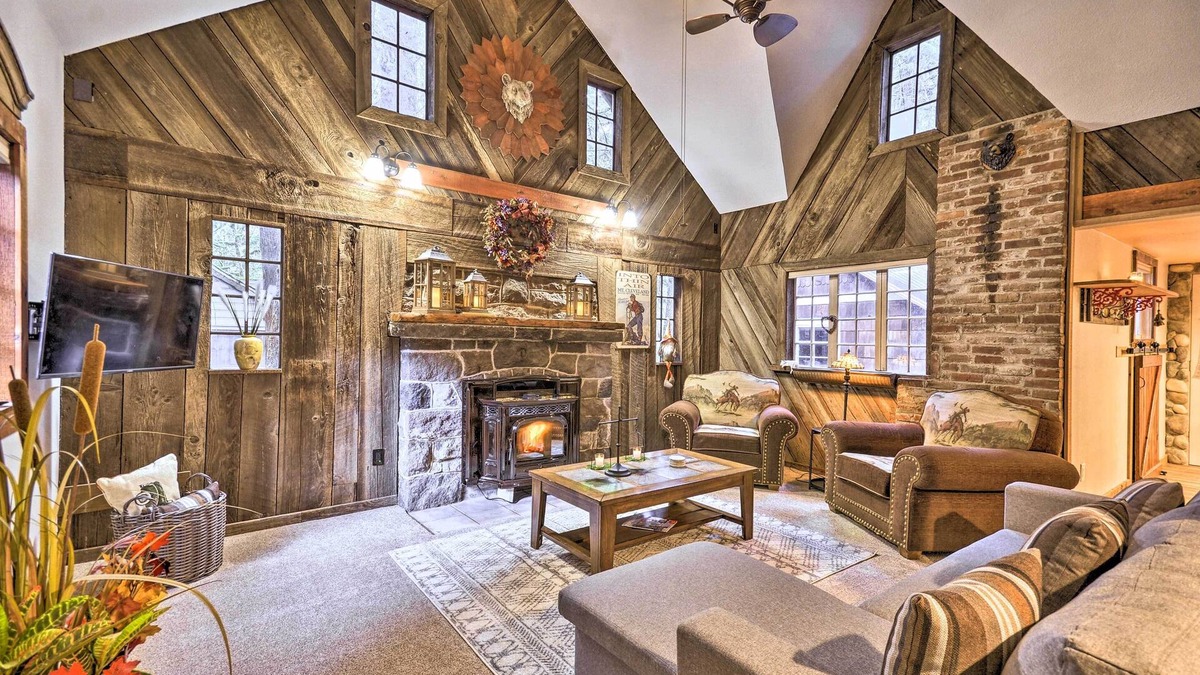 Mount Hood Village Cottage | Walk to Zigzag River: ‘The Sundance’ Cottage