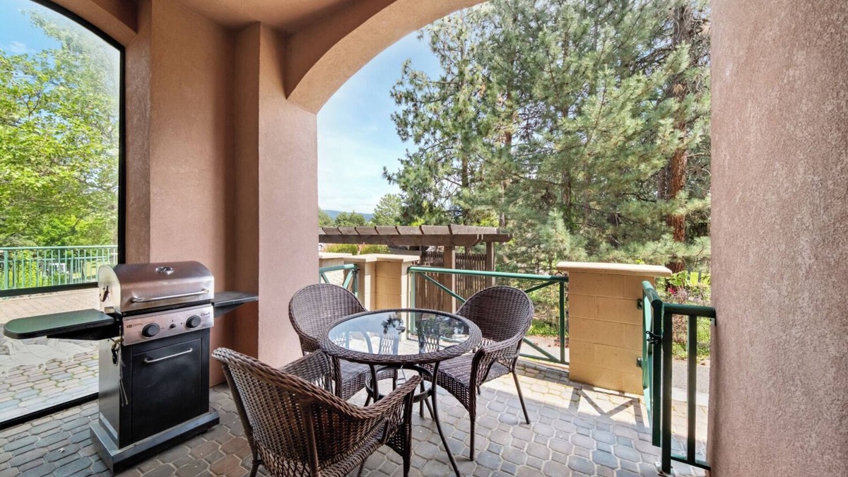 Quail Ridge House | Walk Up Studio Steps From the Golf Course - 101B