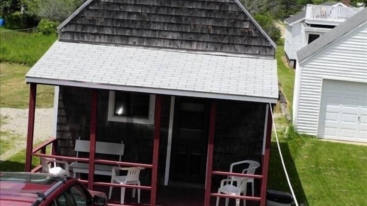 York Beach Cottage | Walk up the Driveway to York's Long Sands Beach!