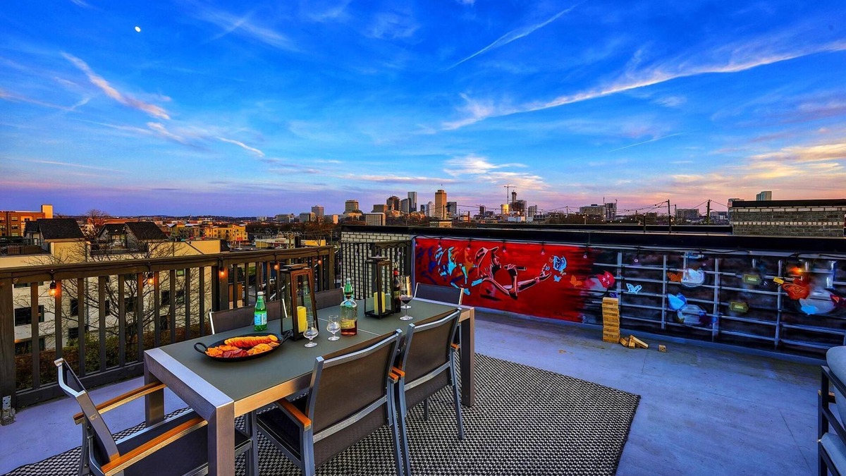 Buena Vista House | Walk2Germantown Rooftop Firepit Downtown Skyline King Suite 2-Car Garage