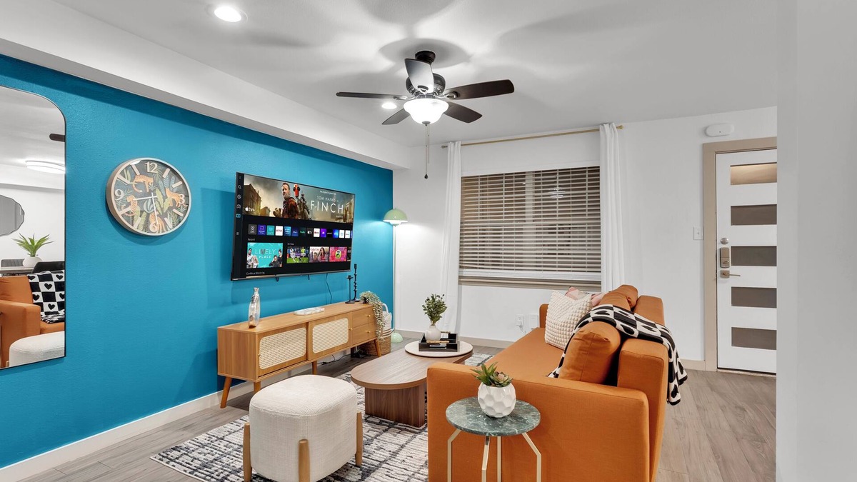 Clarksville Apartment | Walkable 1st-Floor Austin Stay – King Bed, Pet Friendly, Free Parking, Sleeps 10
