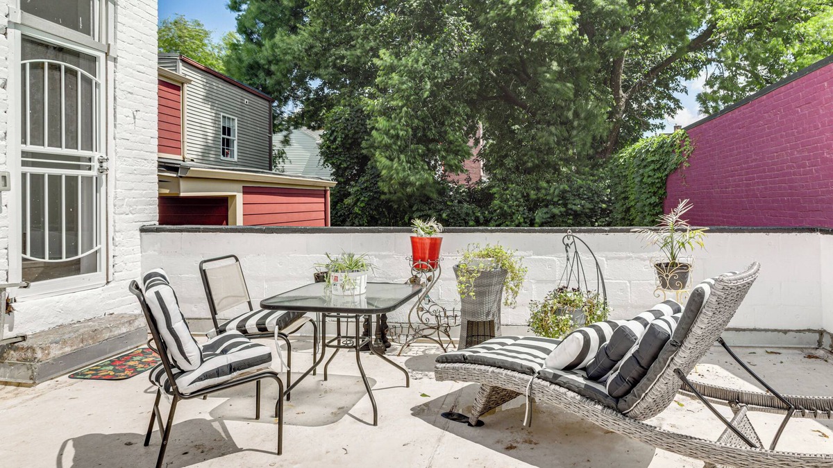 Newport Apartment | Walkable Apt in York St Historic District