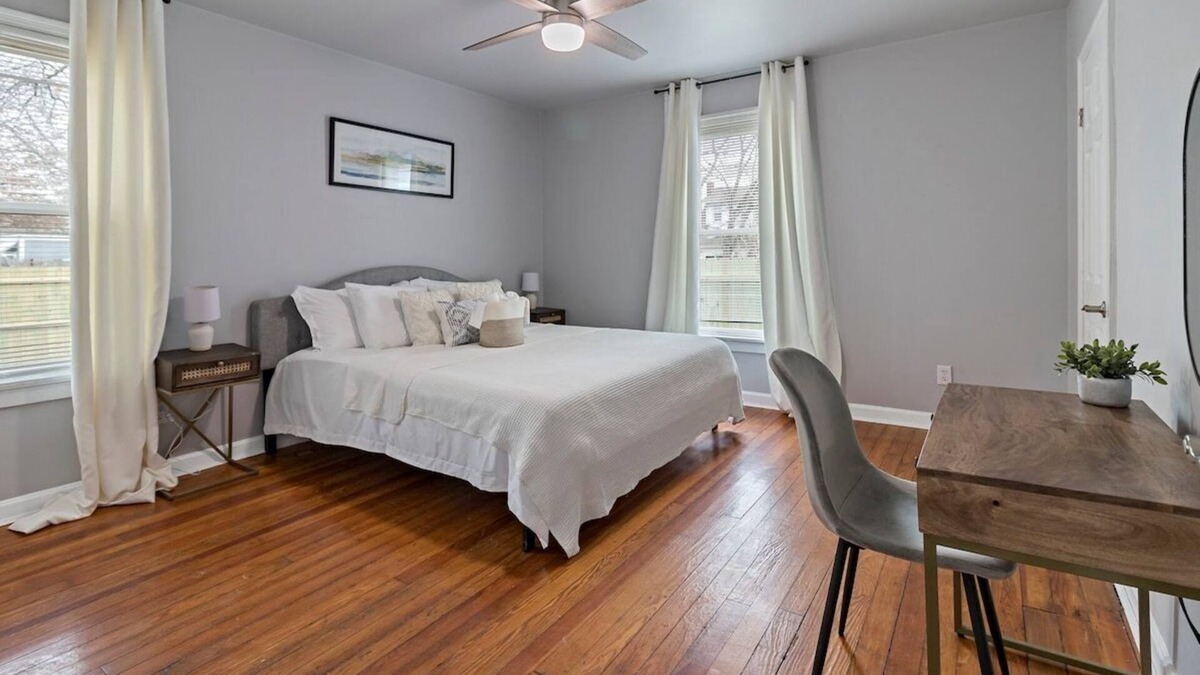 Oakley House | Walkable & Central w/1st flr bdr & bth- TVs in all rooms!