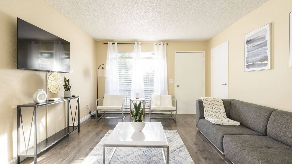 Education Hill Apartment | Walkable condo in heart of vibrant D/n Redmond, m/s from Microsoft, woodinville