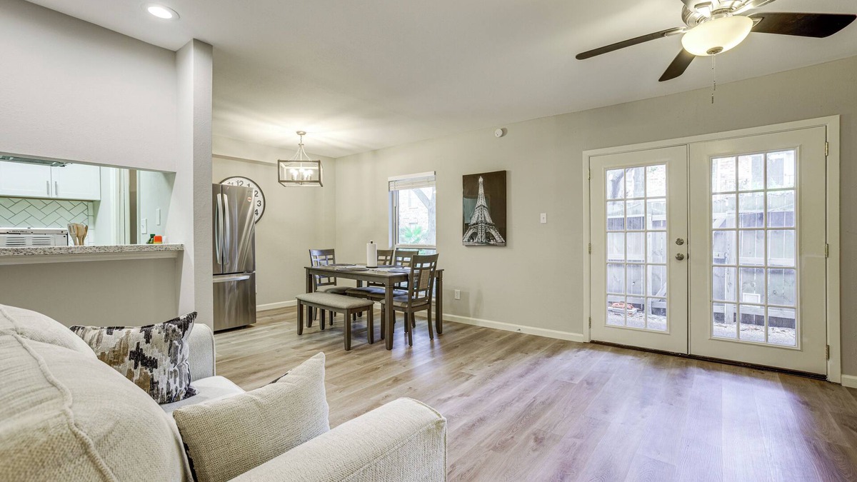 Houston Condo | Walkable Condo in Uptown: 2 Mi to Houston Galleria