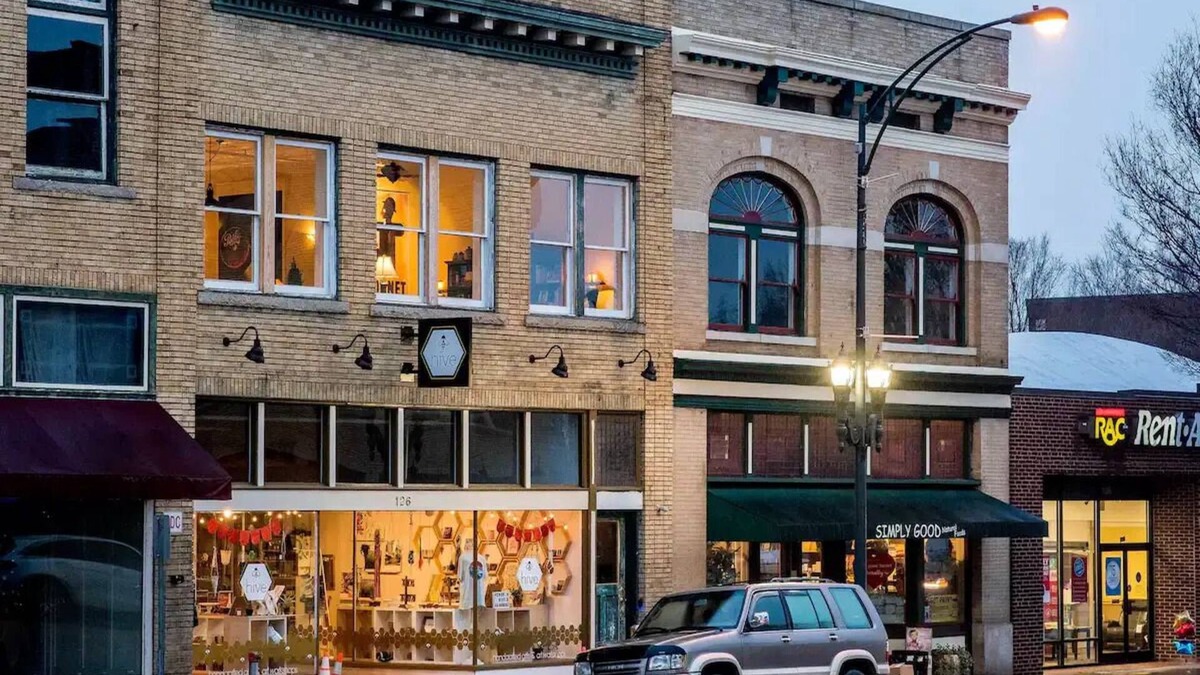 Salisbury Apartment | Walkable Downtown Salisbury Fully Furnished Apt.
